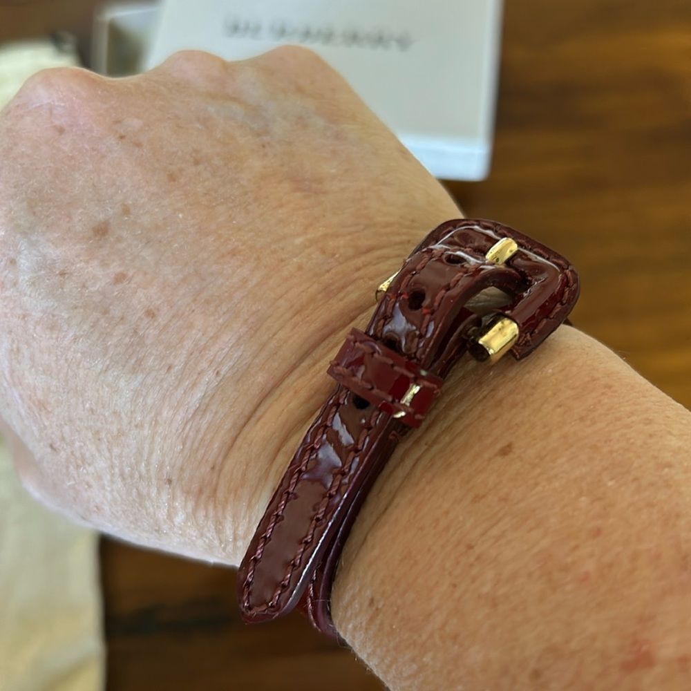 Burbbery Leather gold hardware lock impeccable Burgundy color - Picture 2 of 6